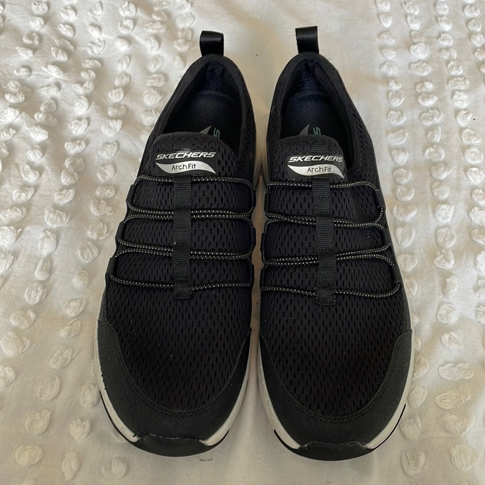 Sketchers ArchFit slip on sneakers size 9